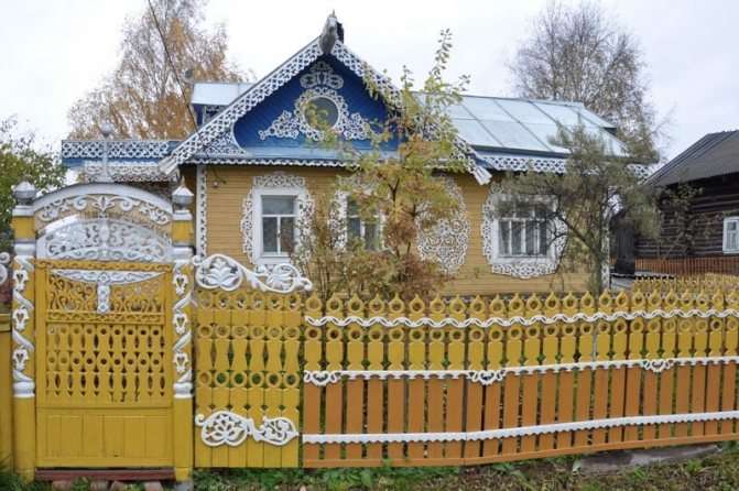 Как сделать резной забор из дерева своими руками: какие существуют техники резьбы и правильная последовательность монтажа