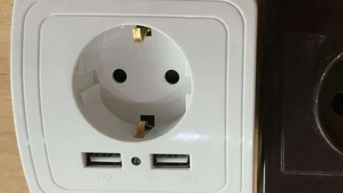 Недорогая USB-зарядка на 3 Ампера, которую можно разобрать.